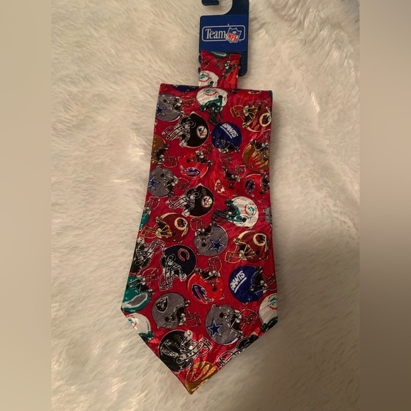 Team NFL Vintage Red Silk Tie - all team helmets - made in USA NWT - Picture 1 of 3
